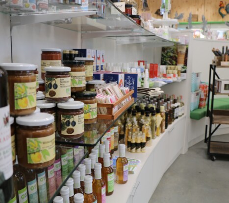 Shop auf der GARTEN TULLN, im Vordergrund sind Gläser mit Marmeladen und Flaschen mit diversen Getränken zu sehen